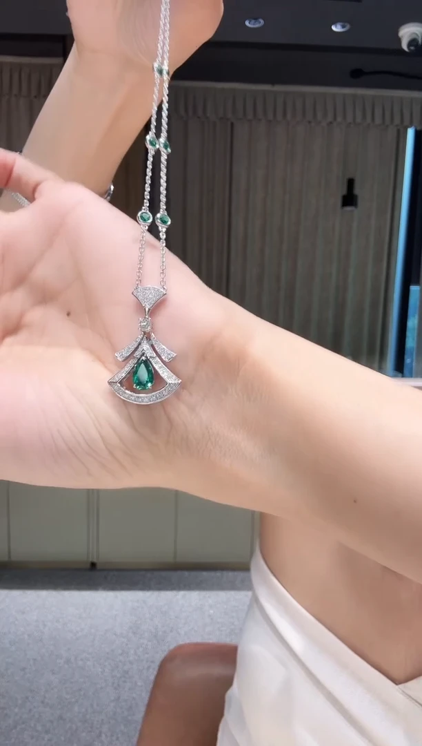 铂Pt950镶嵌项链钻石绿色裙子