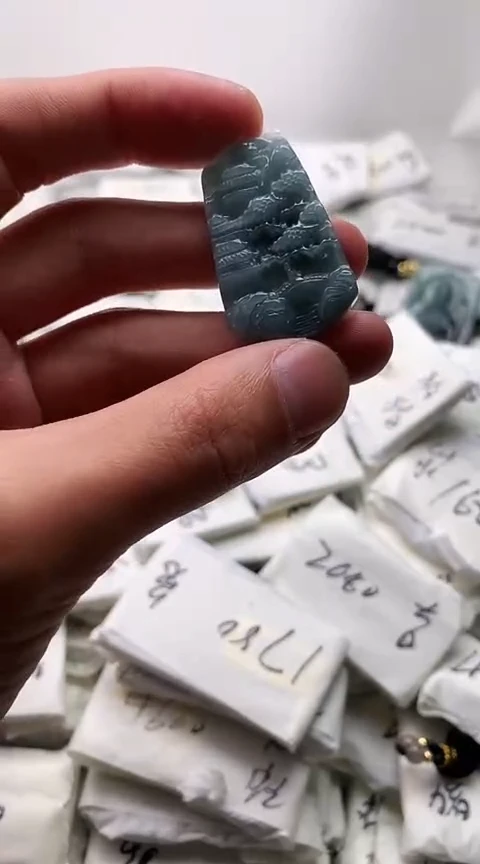 翡翠未镶嵌颈饰山水牌