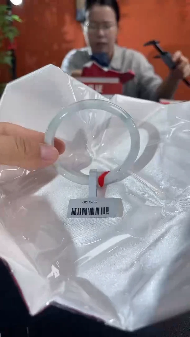 未镶嵌手镯（贵妃镯）翡翠翡翠手镯（微瑕）