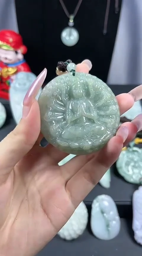 翡翠未镶嵌颈饰双面雕千手观音