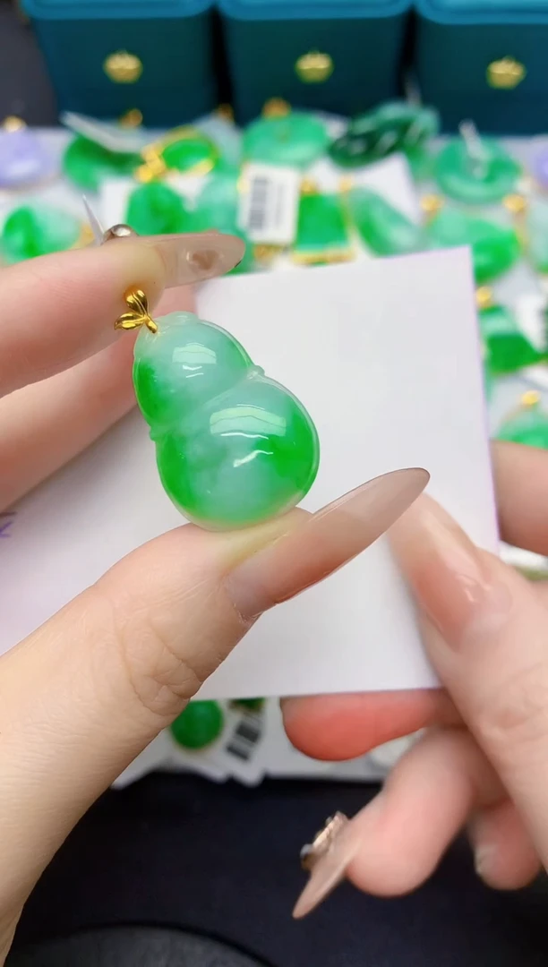 颈饰18K金镶嵌翡翠缅甸天然翡翠A货