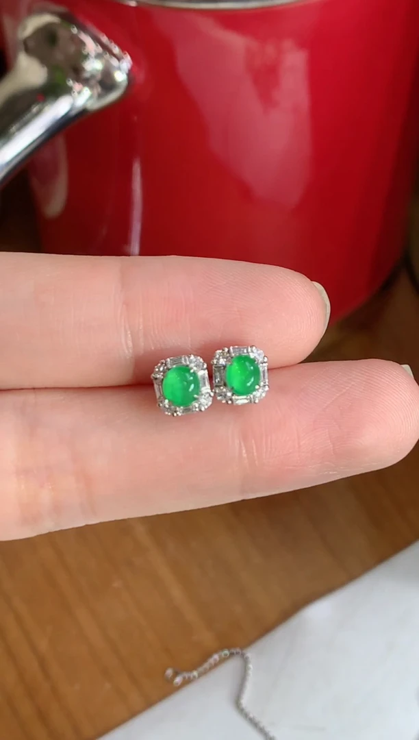 翡翠18K金镶嵌耳钉绿蛋面耳钉