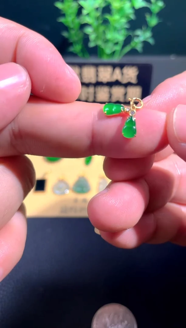 颈饰18K金镶嵌翡翠翡翠