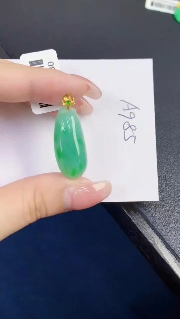 翡翠18K金镶嵌颈饰缅甸天然翡翠A货