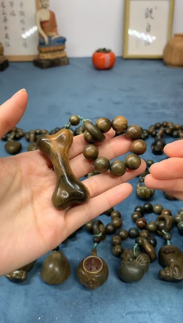 【闪购商品】维腊木（绿檀）把件骨头按摩棒