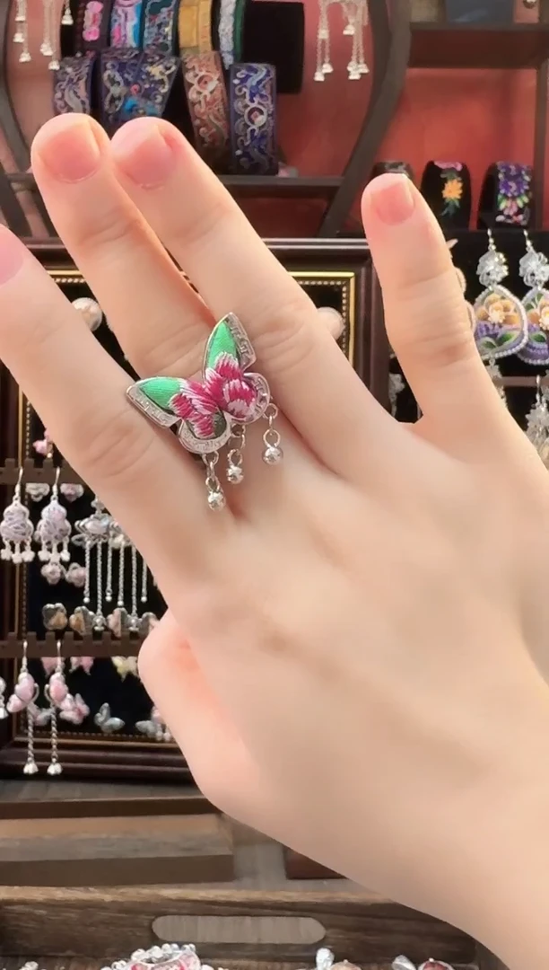 织绣云织谣老绣饰品  51