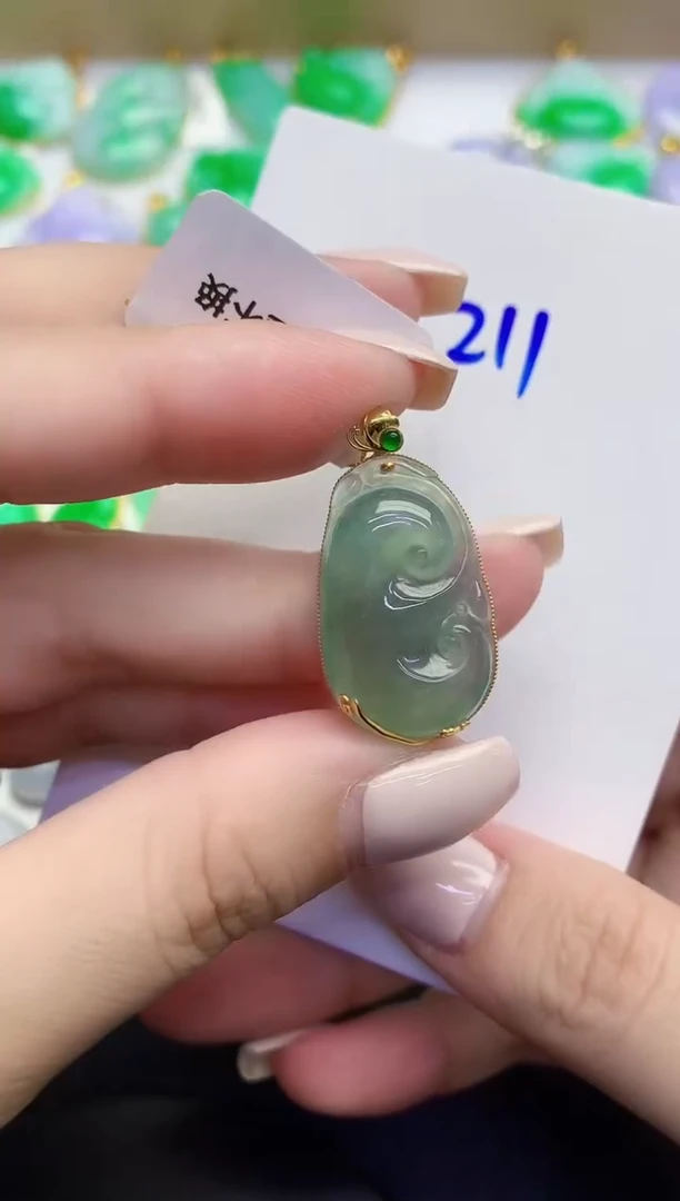 颈饰18K金镶嵌翡翠缅甸天然翡翠A货