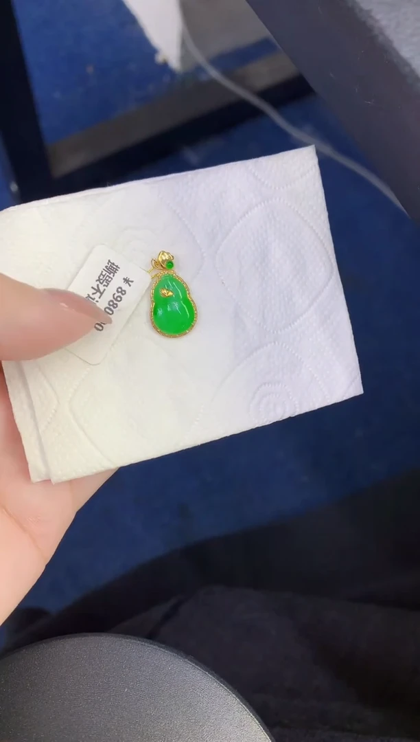 颈饰18K金镶嵌翡翠缅甸天然翡翠A货