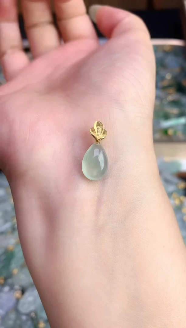 颈饰18K金镶嵌翡翠20251106111