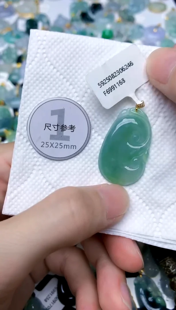 颈饰18K金镶嵌翡翠天然A货翡翠