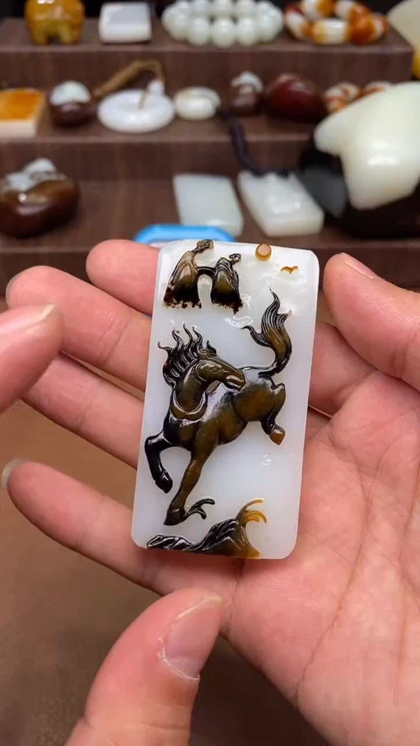 未镶嵌和田玉挂件中****.和田玉