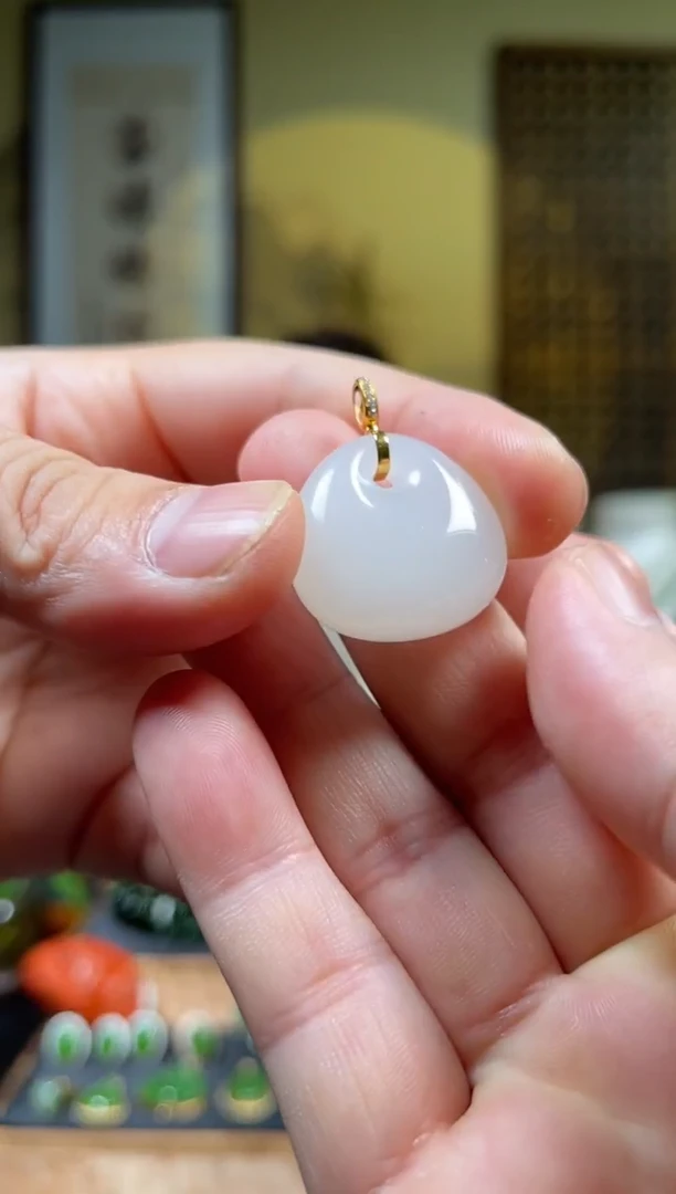 颈饰18K金镶嵌和田玉（白玉）称心如意吊坠