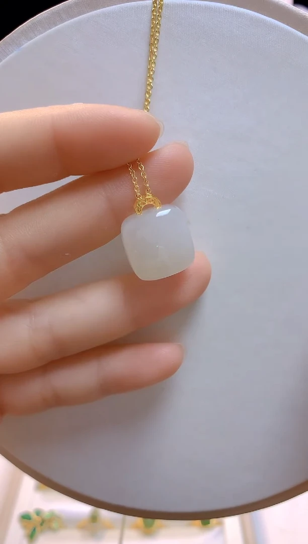 和田玉18K金镶嵌吊坠(赠链)方糖