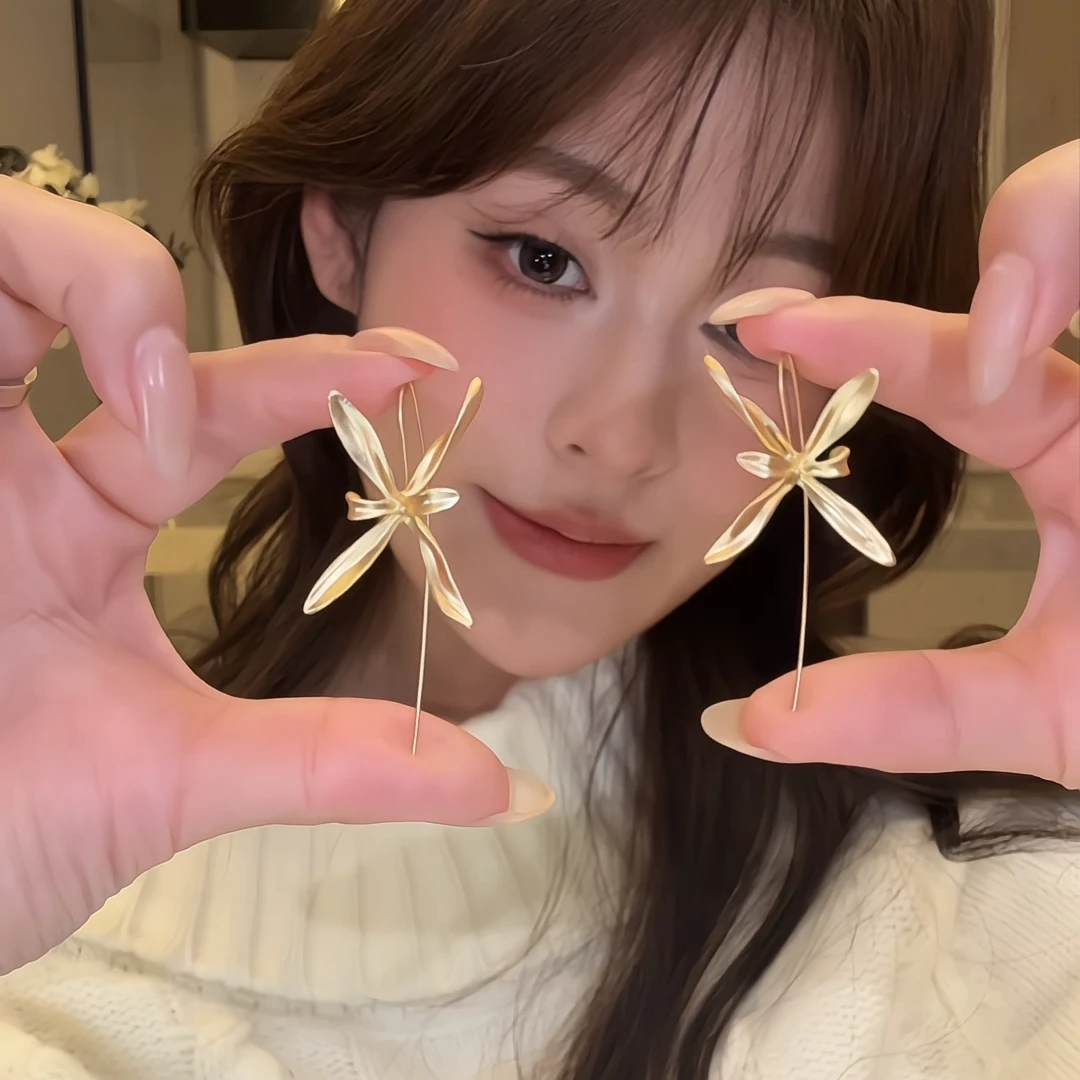 锌合金耳饰 时尚金色鸢尾花耳挂不规则设计感耳环轻奢个性耳钉女