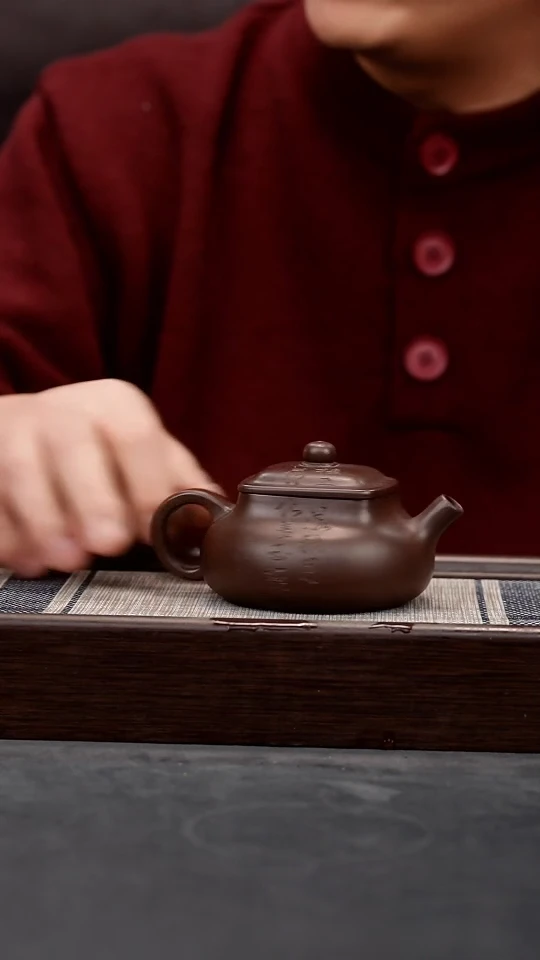【闪购商品】紫砂茶壶老紫泥刻绘乾坤（瑕疵）