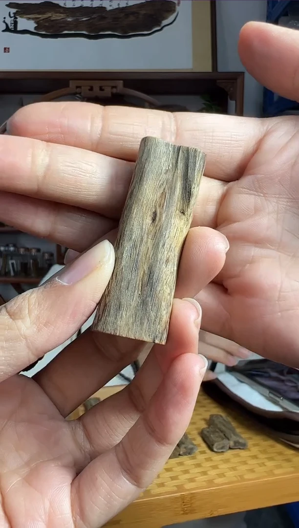 【闪购商品】沉香吊坠乌身圆叶母树素牌6.6克一个