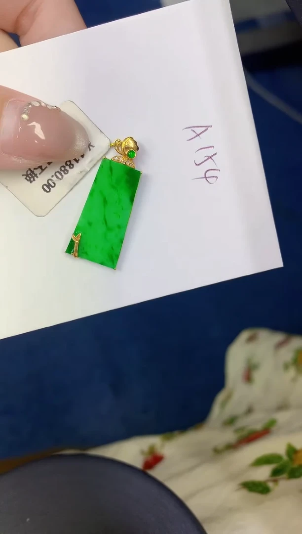 颈饰18K金镶嵌翡翠缅甸天然翡翠a货