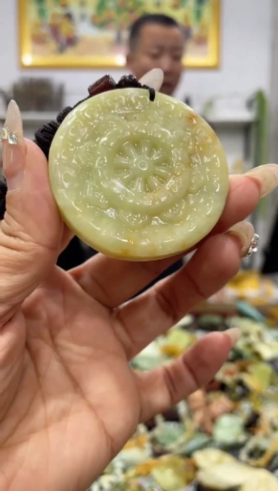 未镶嵌蛇纹石玉吊坠