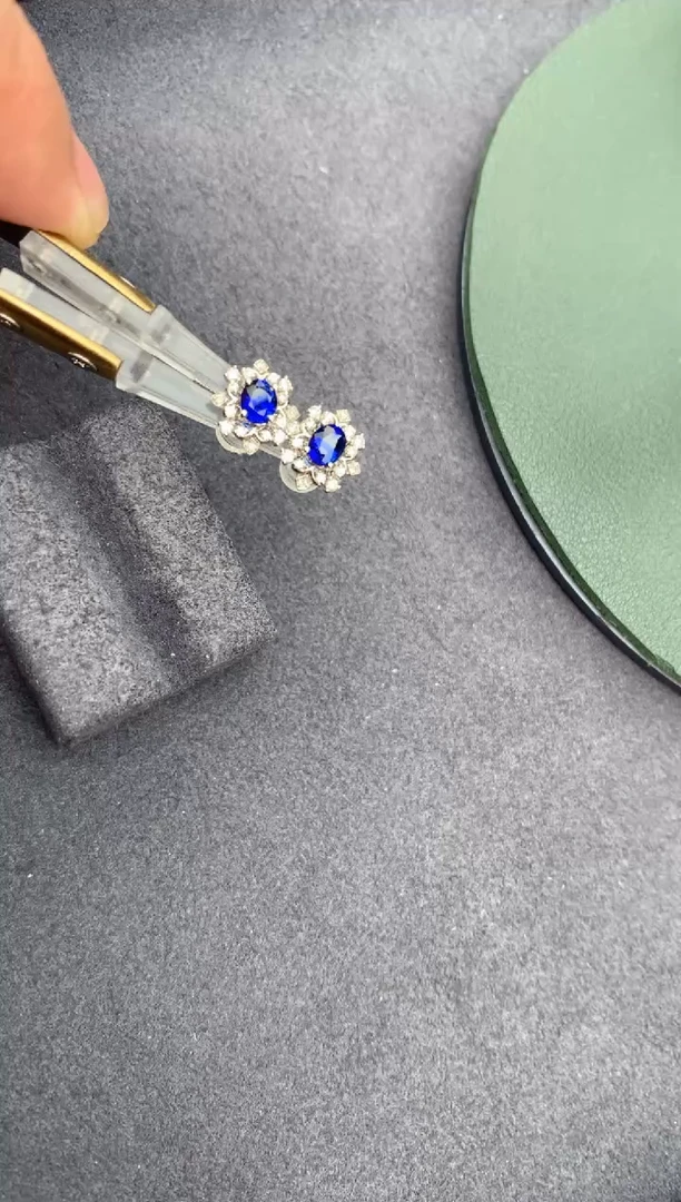 【闪购商品】蓝宝石耳饰18K金镶嵌67分皇家蓝耳钉