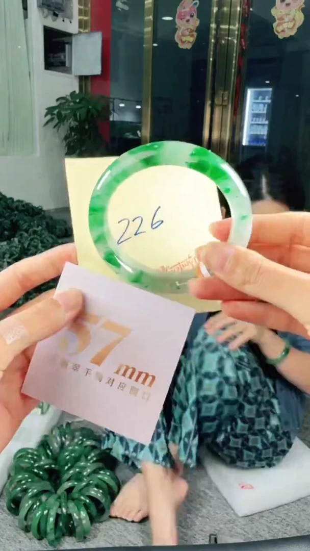 未镶嵌手镯石英质玉（非洲翠）有天然洒金亮片/矿点/棉线226