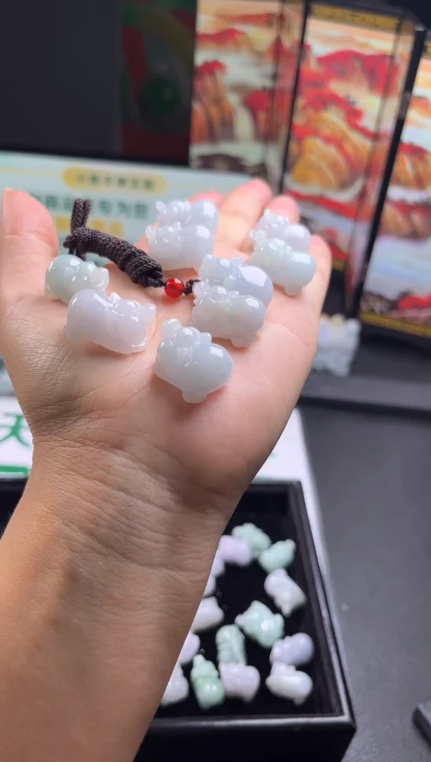 翡翠未镶嵌颈饰翡翠猪猪吊坠折优发其一