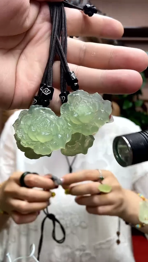 岫玉未镶嵌吊坠多样性发货发其中之一