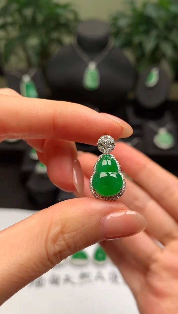颈饰18K金镶嵌翡翠葫芦