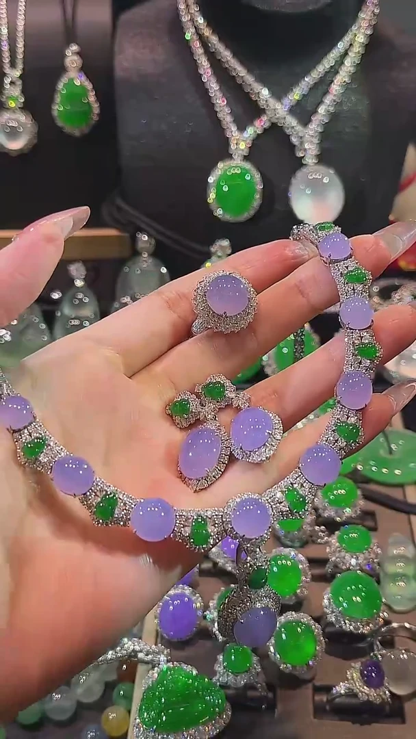 18K金镶嵌戒指翡翠套链耳钉戒指三件套