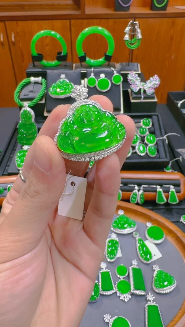 【闪购商品】翡翠吊坠(赠链)18K金镶嵌天然A货翡翠
