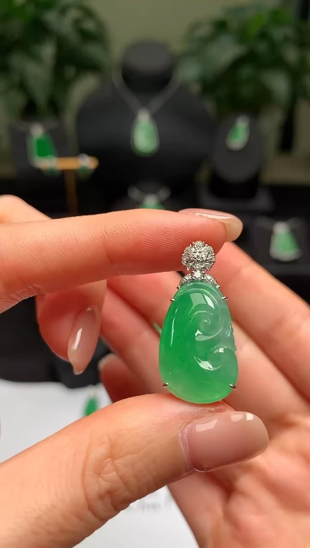 颈饰18K金镶嵌翡翠如意