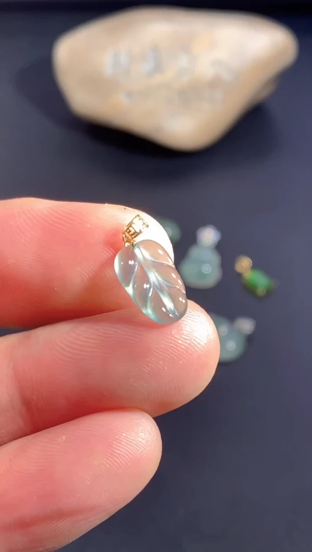 颈饰18K金镶嵌翡翠