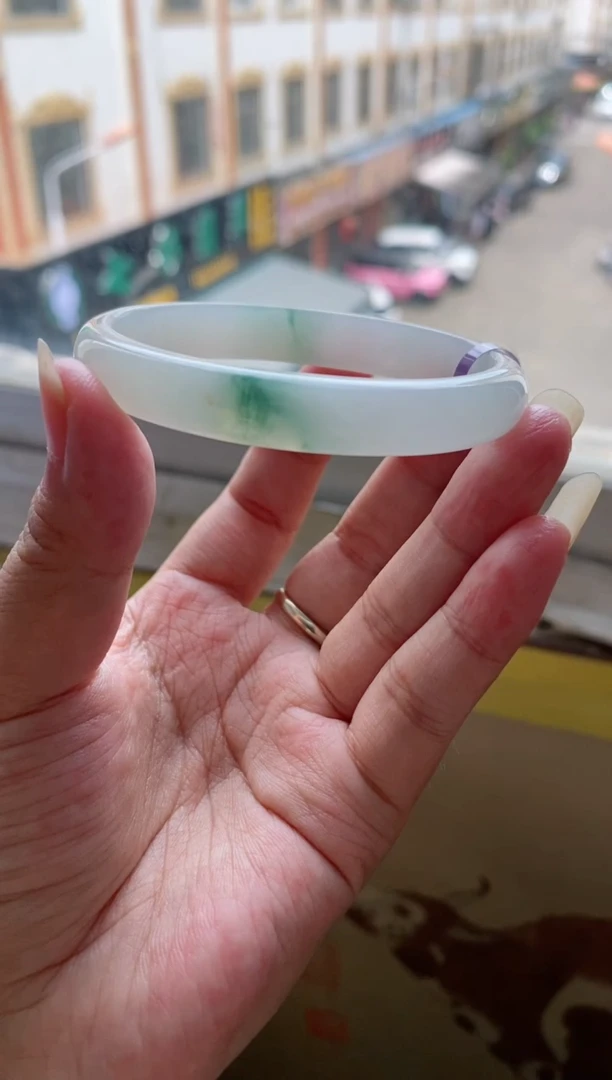翡翠手镯未镶嵌（冰化胶牛奶底飘花）贵妃2号 有细纹
