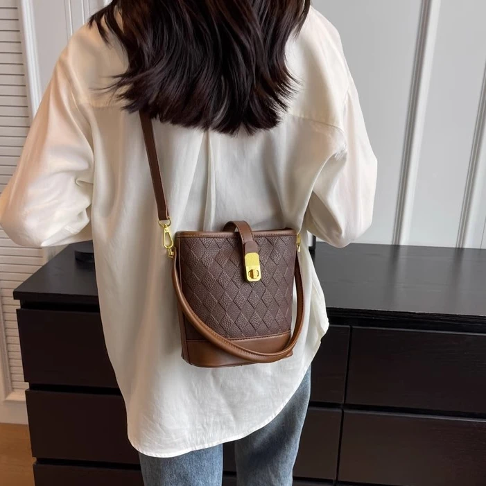 手提小包包女士女款2025新款撞色休闲水桶包小众高级感斜挎包