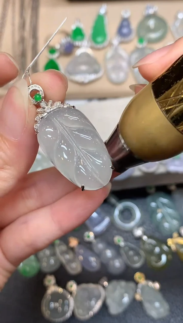 颈饰18K金镶嵌翡翠树叶【无服务费