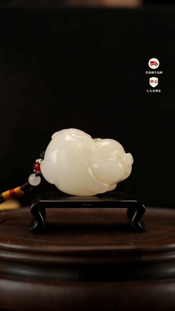 云南石荔枝白雕刻：纳福飞猪手把件摆件