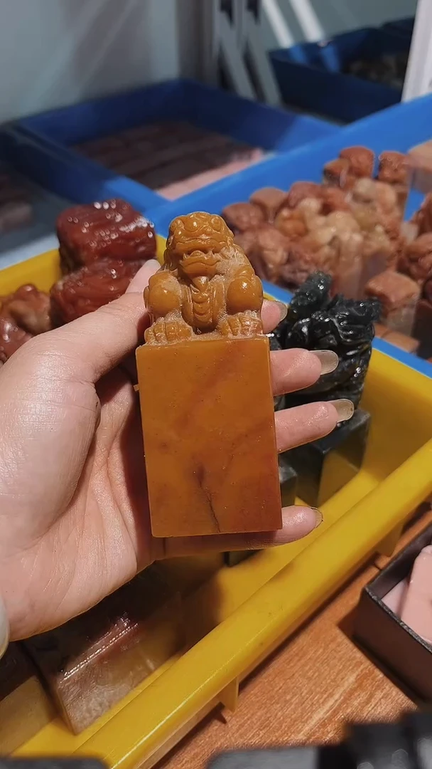 老挝石哈****馆瑕疵不规则章带雕钮