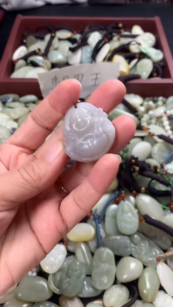 颈饰未镶嵌和田玉（多样性发一件）没有证书有瑕