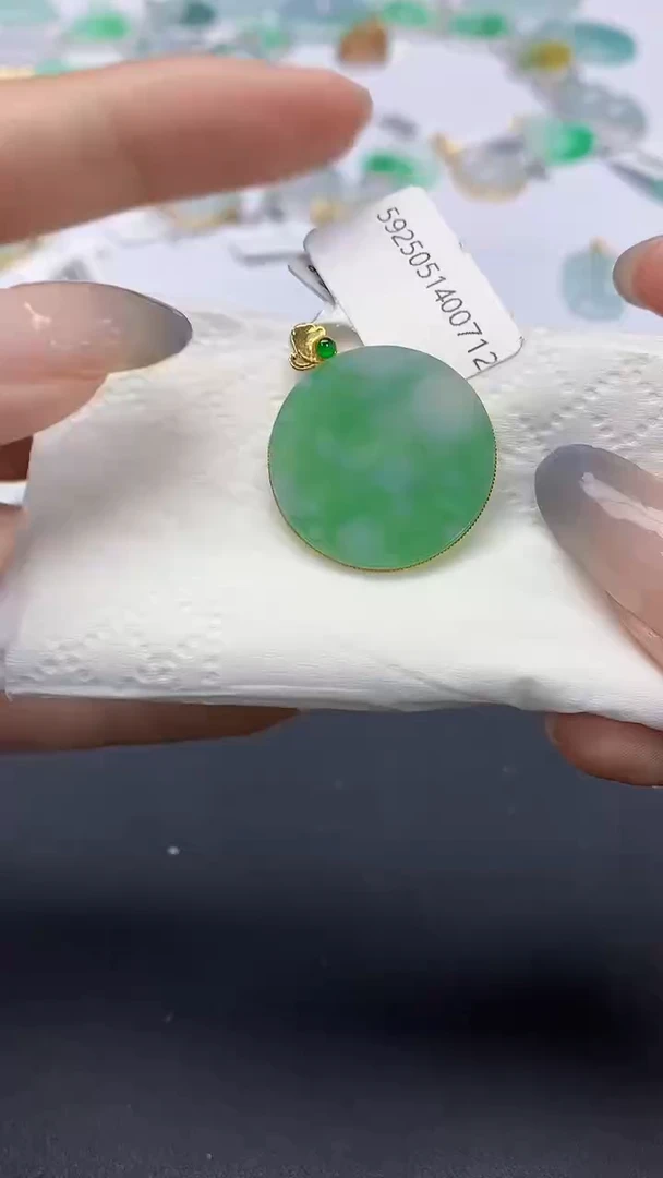 翡翠18K金镶嵌颈饰天然缅甸a货翡翠