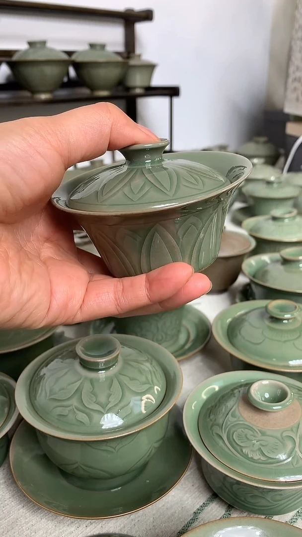 耀州窑手工莲瓣纹二才盖碗1只