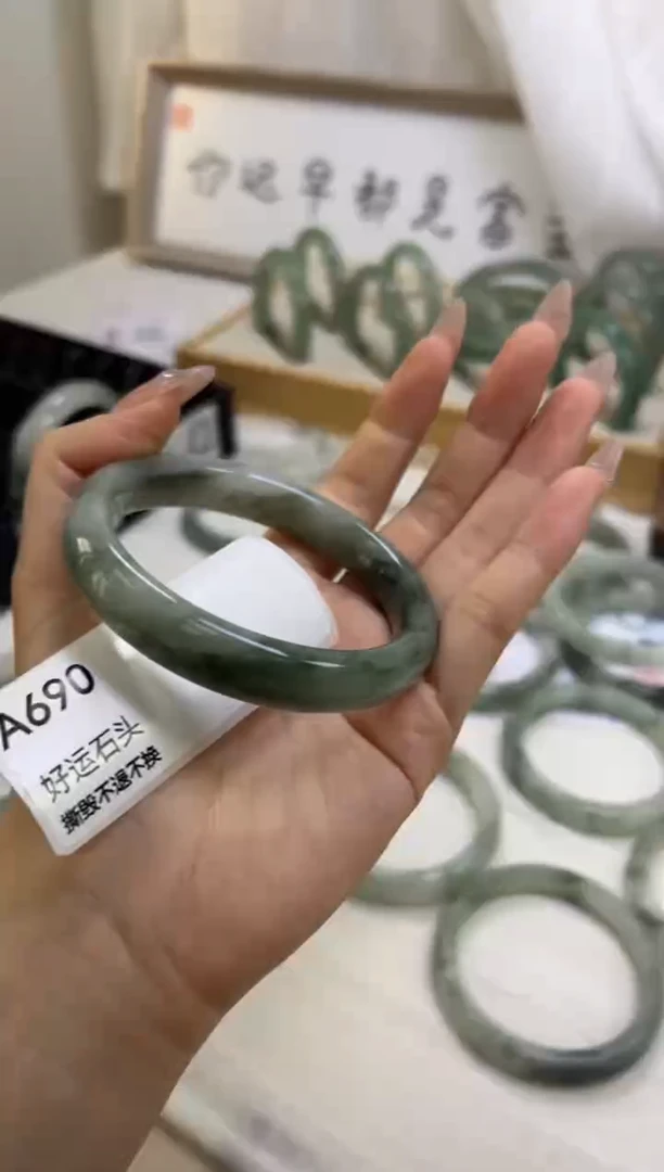 未镶嵌手镯石英质玉a690