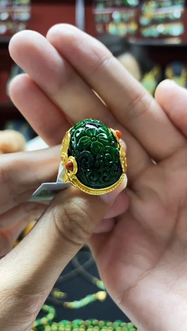 颈饰未镶嵌翡翠戒指