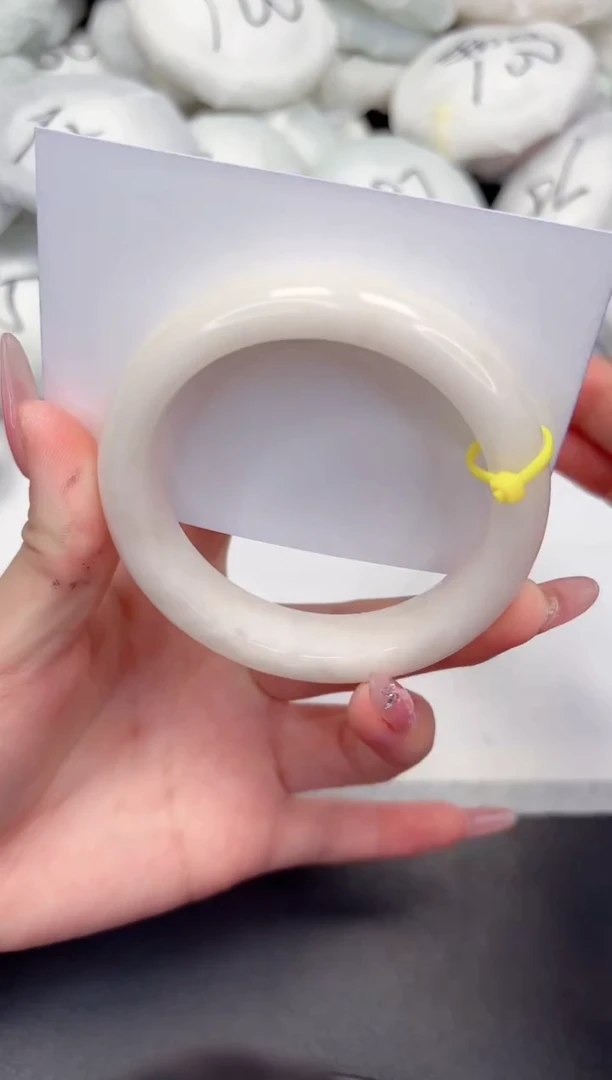 【闪购商品】石英质玉手镯未镶嵌125-56.8