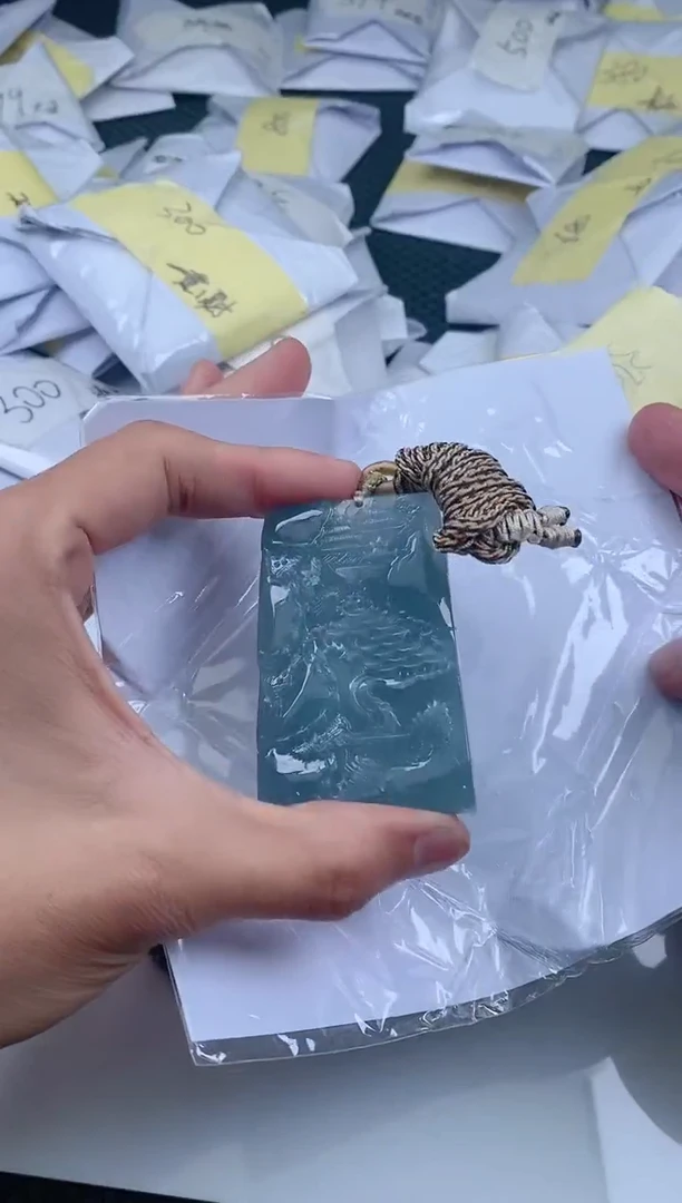 翡翠未镶嵌颈饰