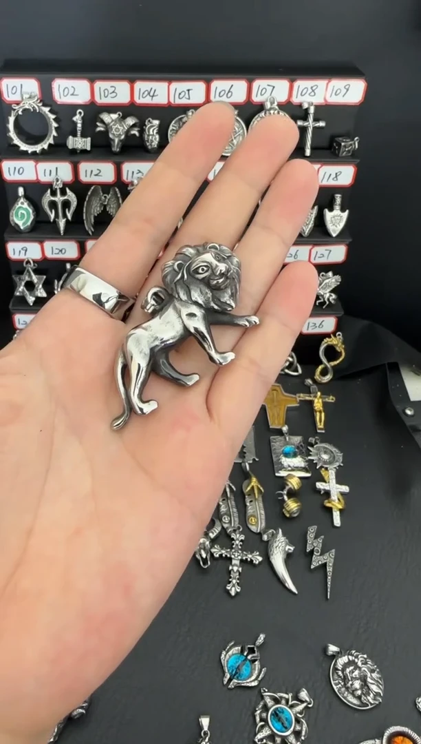 钛钢树脂半****️吊坠一个