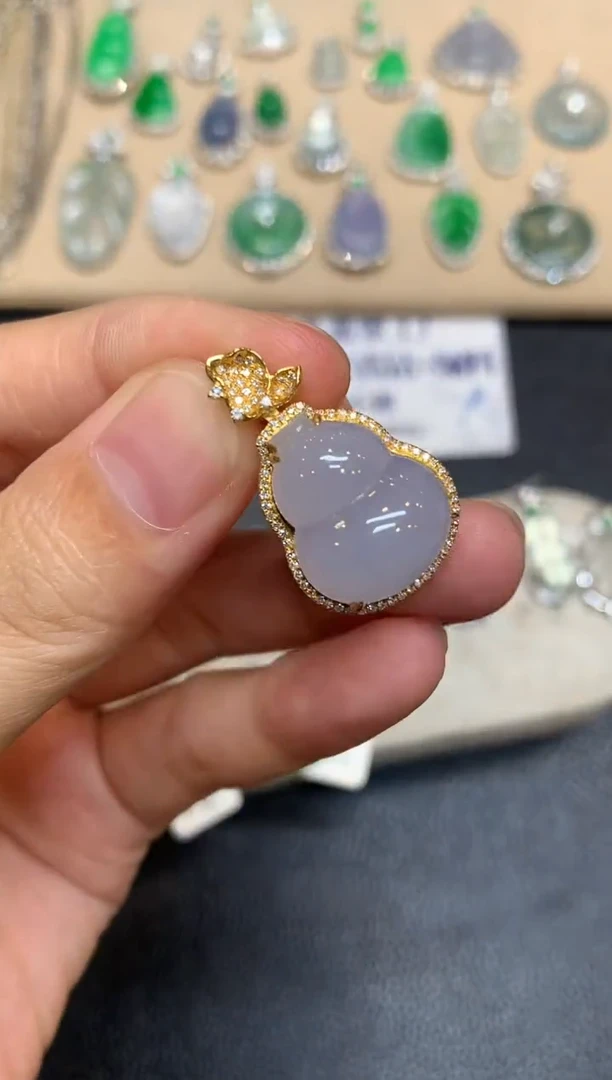 颈饰18K金镶嵌翡翠葫芦【无服务费【48小时鉴赏期】