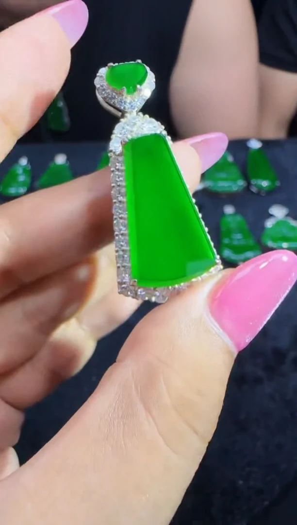 定制翡翠未镶嵌翡翠吊坠82