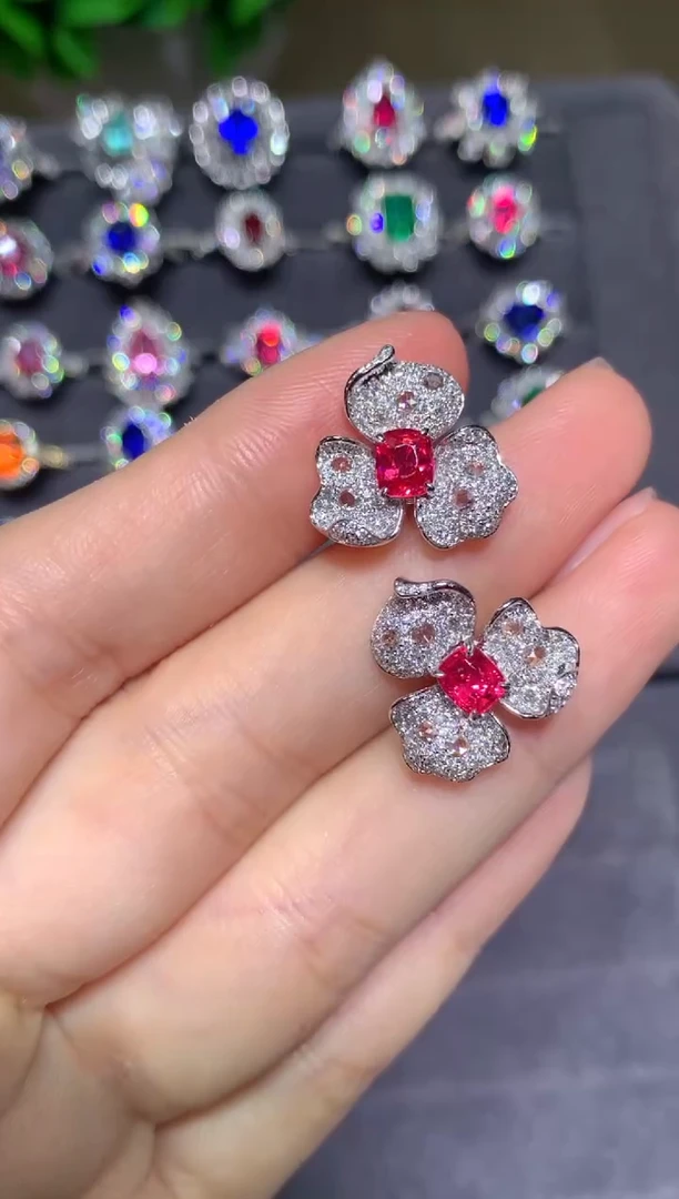 18K金镶嵌耳钉尖晶石1.07CT