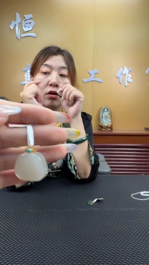 颈饰18K金镶嵌和田玉挂件