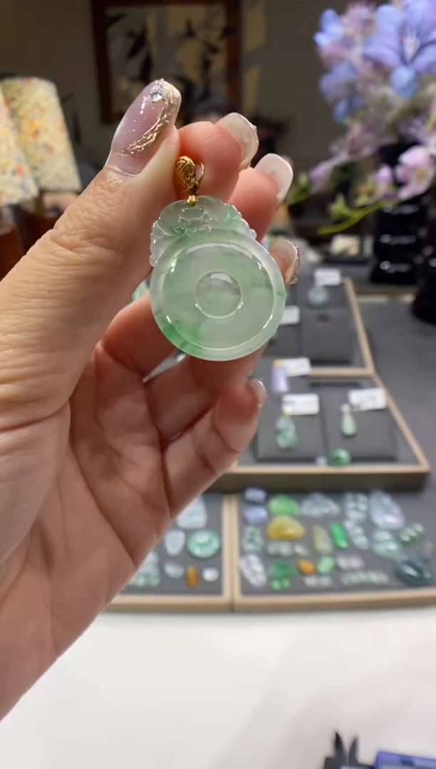翡翠18K金镶嵌颈饰福贝