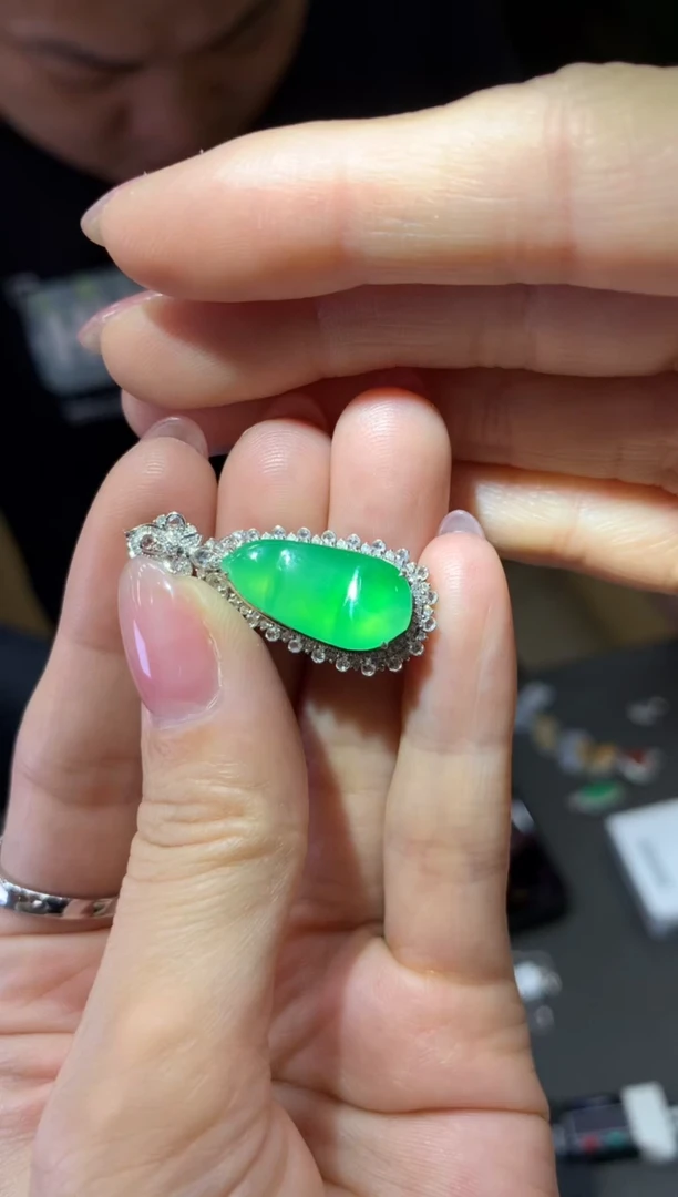 翡翠18K金镶嵌颈饰|不退不换